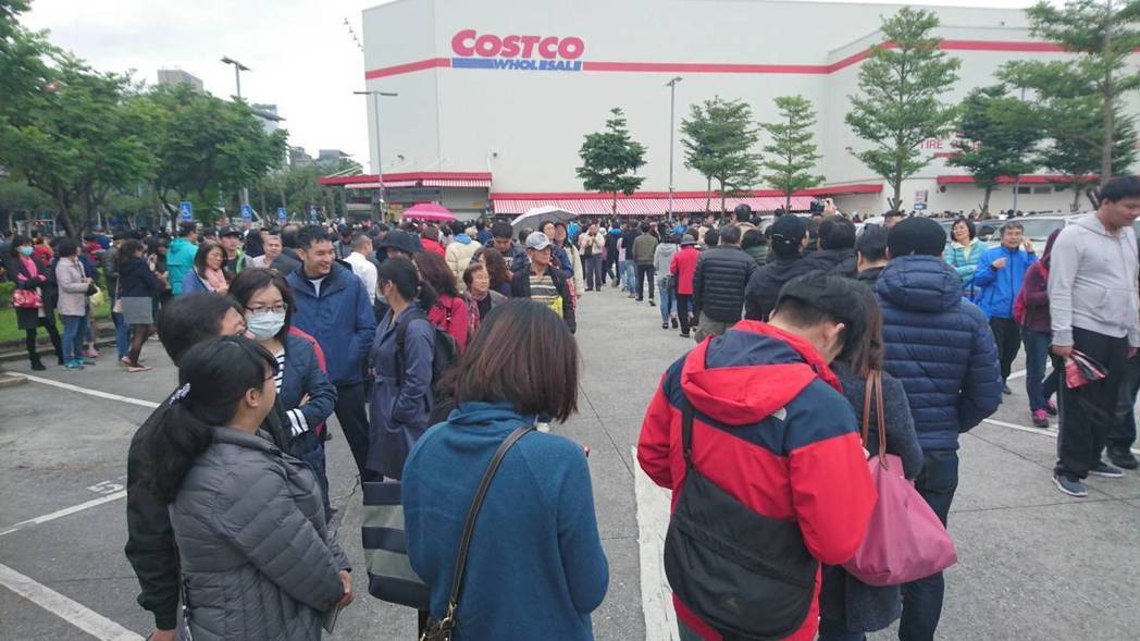 COSTCO黑色购物节 排队抢购神秘促销