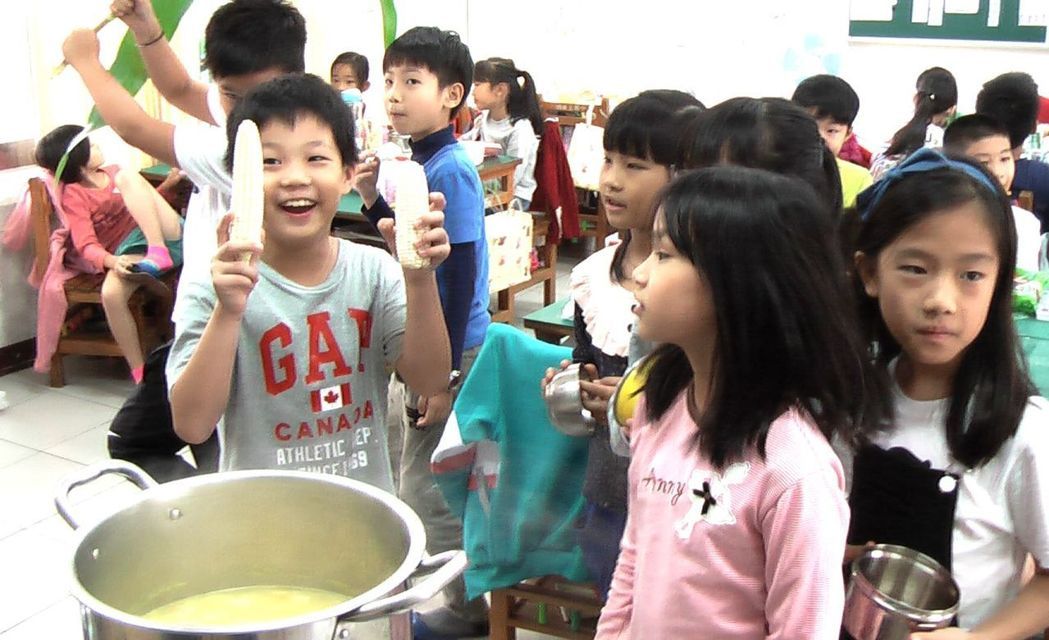 國小教室走廊栽種玉米 學童開心享用濃湯 | 文章內置圖片