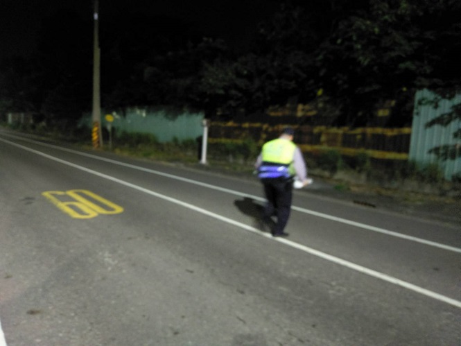 湖街警深夜排除道路掉落物 守護用路人安全 | 文章內置圖片
