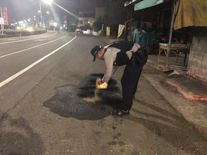 湖街警深夜主動清除地面油漬 守護用路人安全 | 文章內置圖片