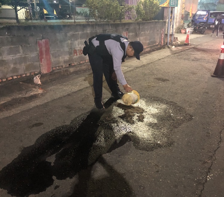 湖街警深夜主動清除地面油漬 守護用路人安全 | 文章內置圖片