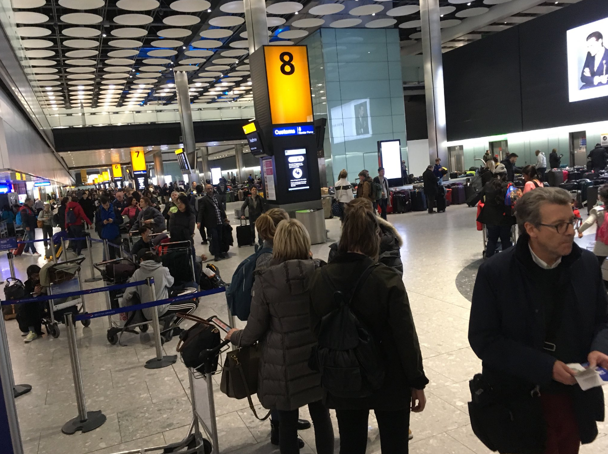 暴雪侵袭英国 5万乘客受困机场 | 文章内置图片