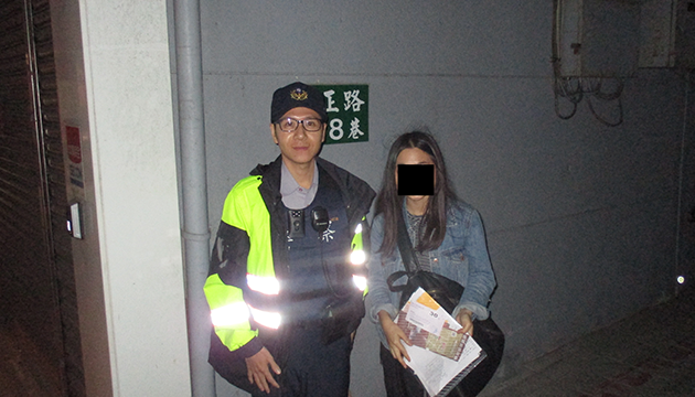 寒雨中暖警按圖索驥 熱心助中國籍女遊客返旅館