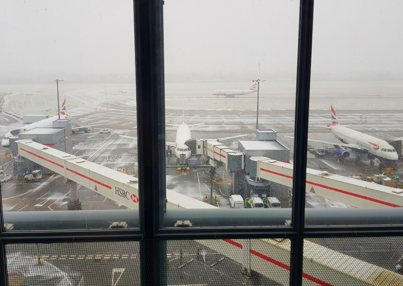 暴雪侵袭英国 5万乘客受困机场 | 文章内置图片
