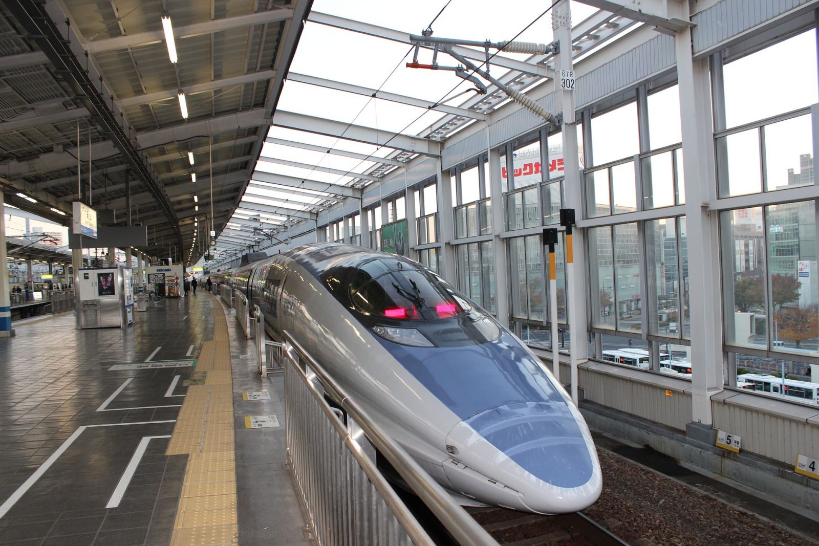 日本新幹線首重大意外 行駛中列車車台龜裂漏油 | 文章內置圖片
