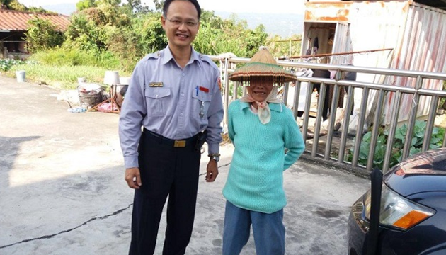高齡90老嫗迷途  貼心田寮警護送返家