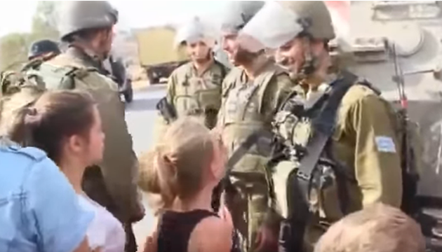 【影】不滿以色列 16歲巴勒斯坦少女呼以軍巴掌