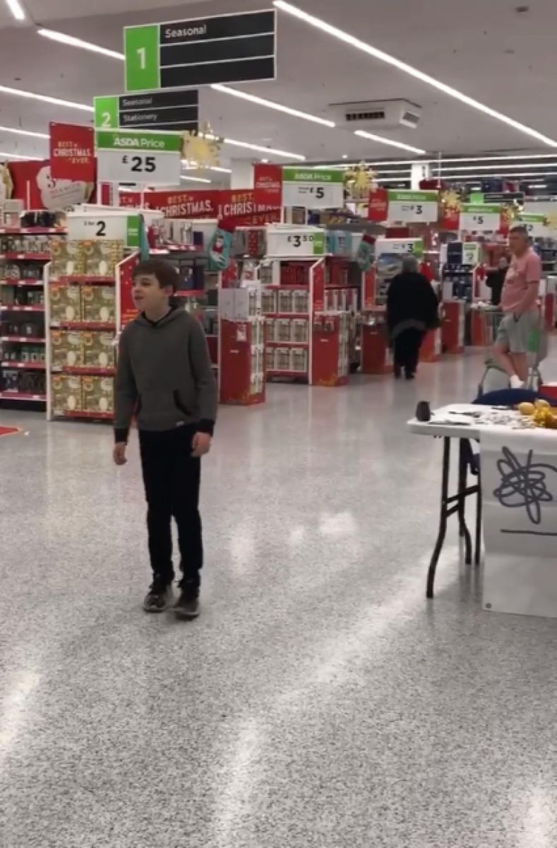 英自閉男童超市高歌爆紅 百萬點擊證「我很不錯」 | 文章內置圖片