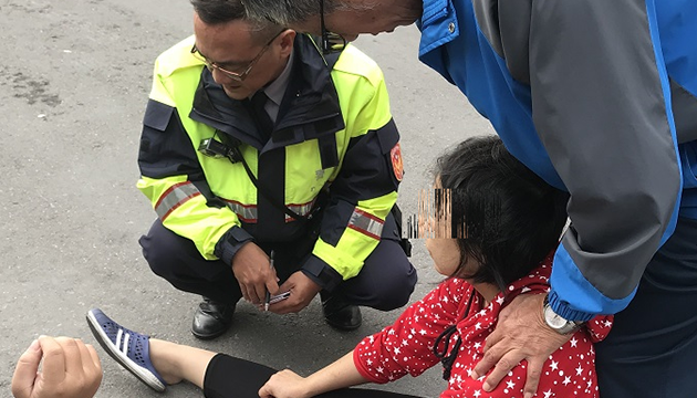 婦人突摔車 幸遇茄萣巡邏警及時救援 | 文章內置圖片
