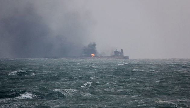 【影】两船相撞! 10万吨毒油恐没入东海