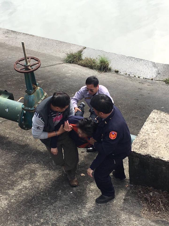 警民接力合作 即時搶救跳水庫輕生婦女  | 文章內置圖片