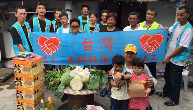 台湾急难救护协会劝募物资，关怀弱势家庭