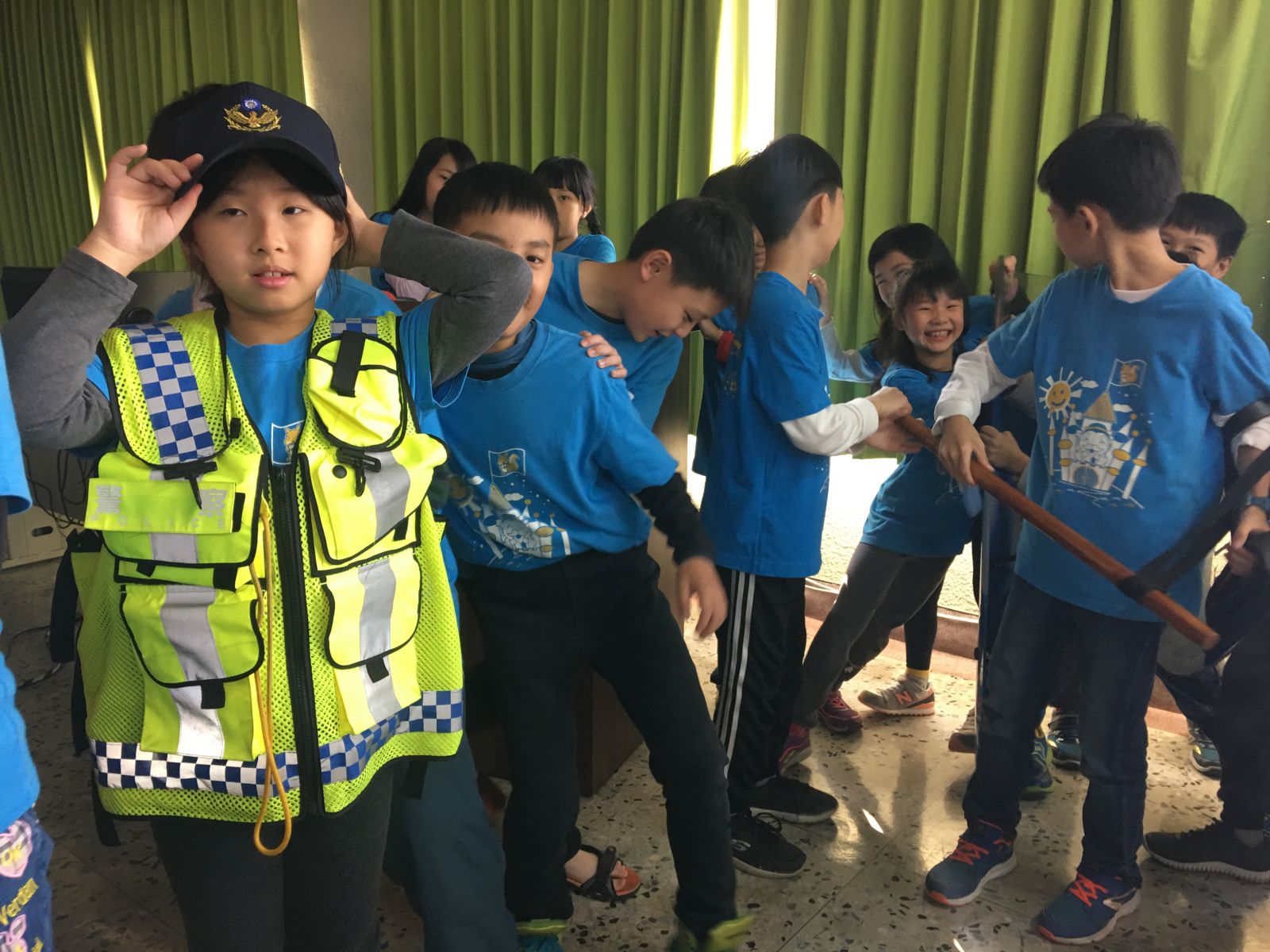 小学生参访警局 兴奋穿员警装备还制作可爱谢卡 | 文章内置图片