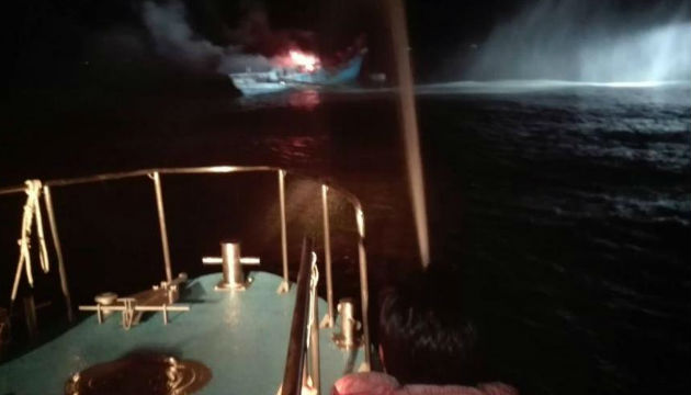 漁船失火待援 海巡緊急救助