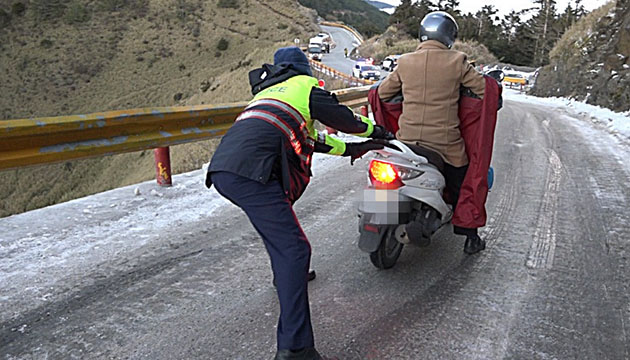 水晶宮險路勿近 警籲機車勿進合歡山雪陣 | 文章內置圖片