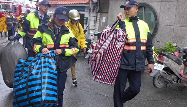 開放震災民眾返家取重要物品 員警現場協助秩序與安全維護