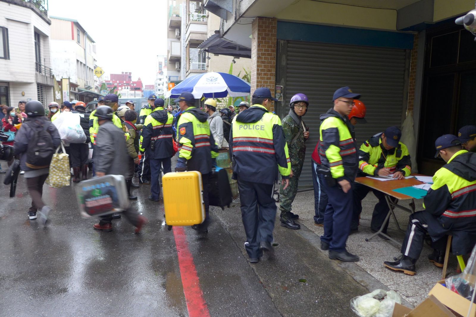 開放震災民眾返家取重要物品 員警現場協助秩序與安全維護 | 文章內置圖片
