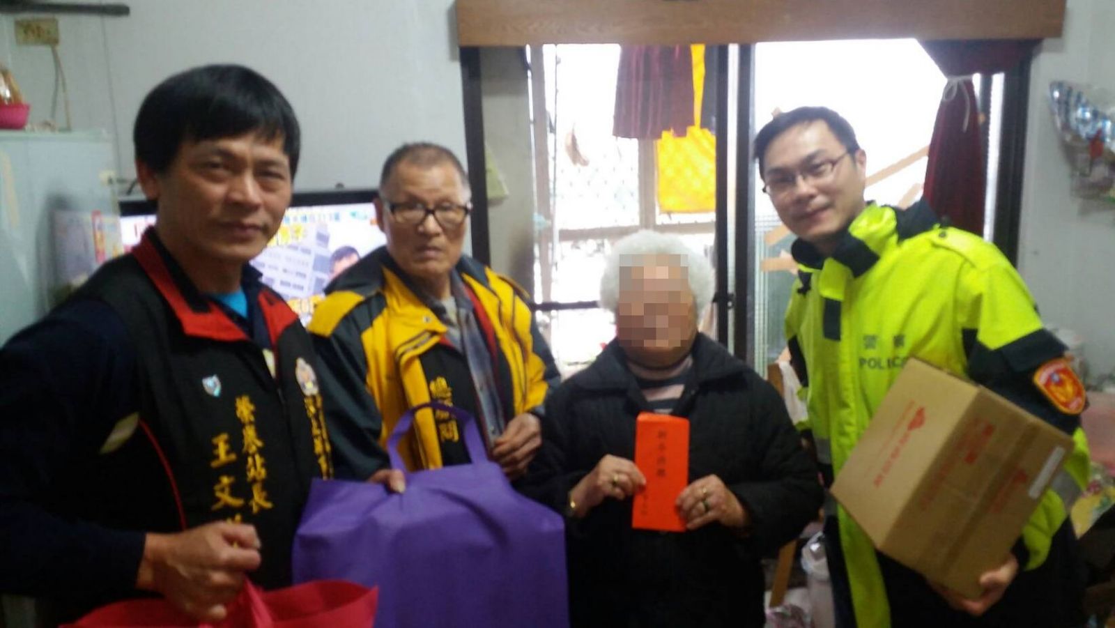 汐止警心繫弱勢家庭 攜手警友站一同關懷獨居戶   | 文章內置圖片