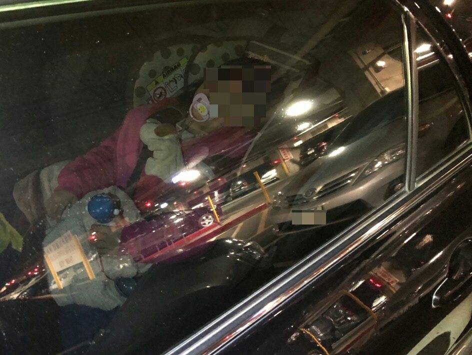 糊塗父親逛賣場獨留幼兒車上睡  汐止警消到場急尋他