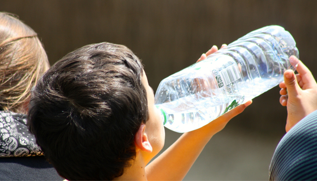 喝水也有危险？ 小心把塑胶喝下肚