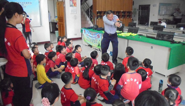 幼兒園校外教學活動 萌翻一甲派出所