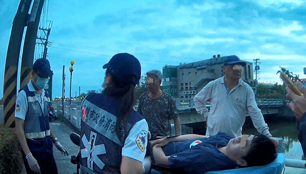 男子暈眩倒臥路旁 員警協助就醫聯繫家屬 | 文章內置圖片
