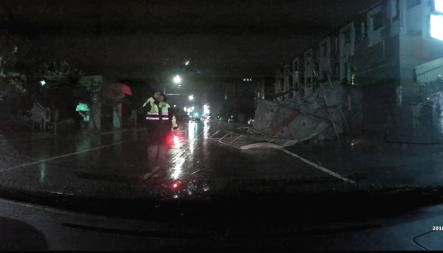 暴雨中工地鹰架倒塌挡路 警顶大雨实施管制交通