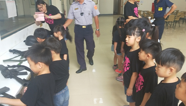 明圓幼兒園師生參訪警察局五德人力發展中心
