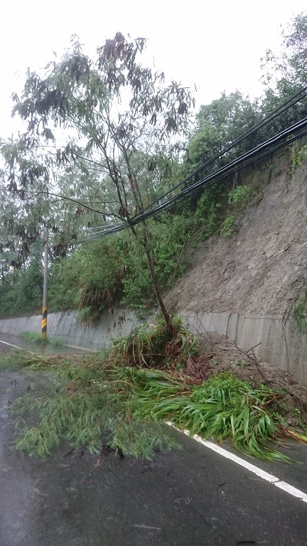 豪大雨侵襲！山區土石崩落 警封鎖路段搶修 | 文章內置圖片