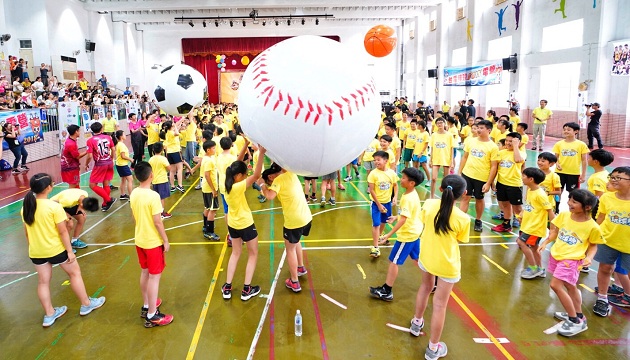 台電球隊夏令營正式開球 3,300名小朋友來FUN電