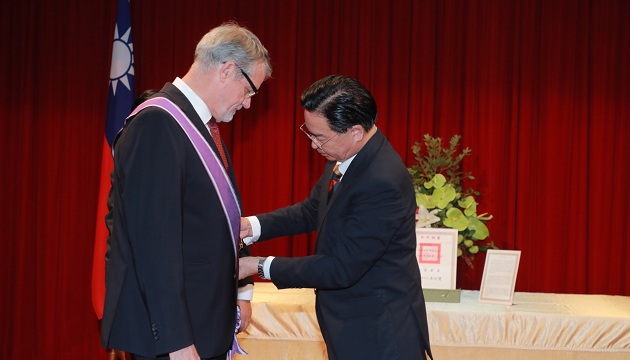 吳釗燮部長頒贈紫色大綬景星勳章予德國在台協會處長歐博哲