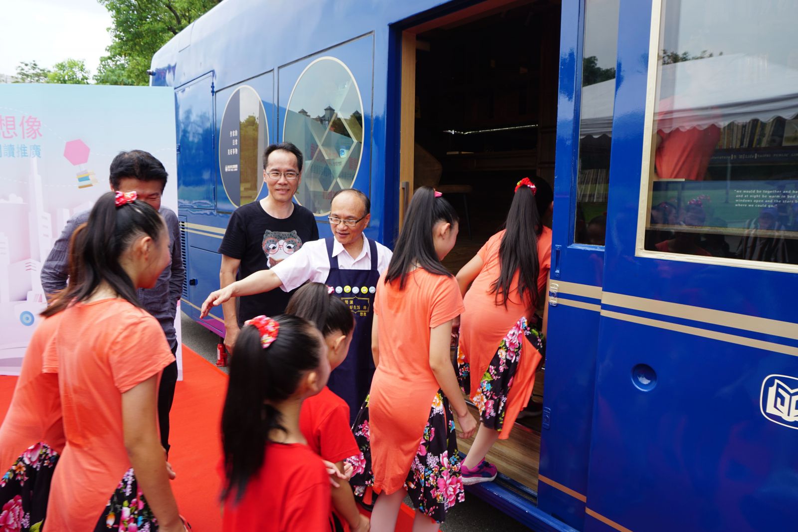 北市圖行動書車啟程 等您上車體驗浪漫閱讀風景 | 文章內置圖片