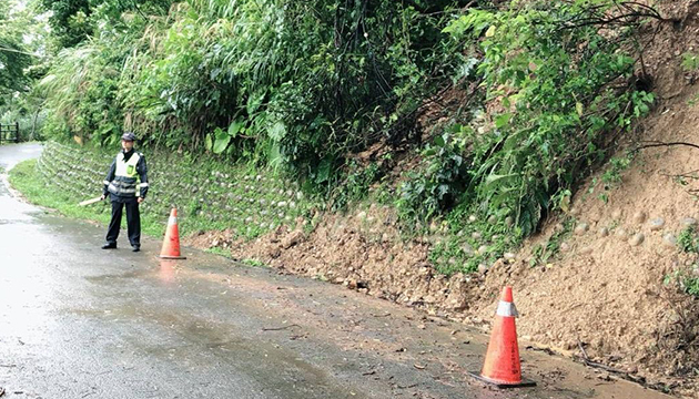 玛莉亚颱风肆虐 汐止警顶风雨排路障  | 文章内置图片