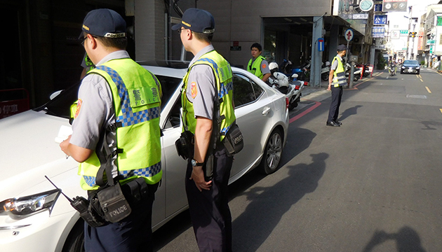 台南警维护用路人权益 确保行的安全