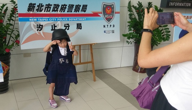 媽咪網路糾團訪汐止警分局  幼童著起警裝好威風  | 文章內置圖片