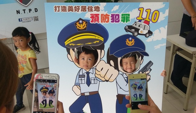 妈咪网路纠团访汐止警分局  幼童着起警装好威风  | 文章内置图片