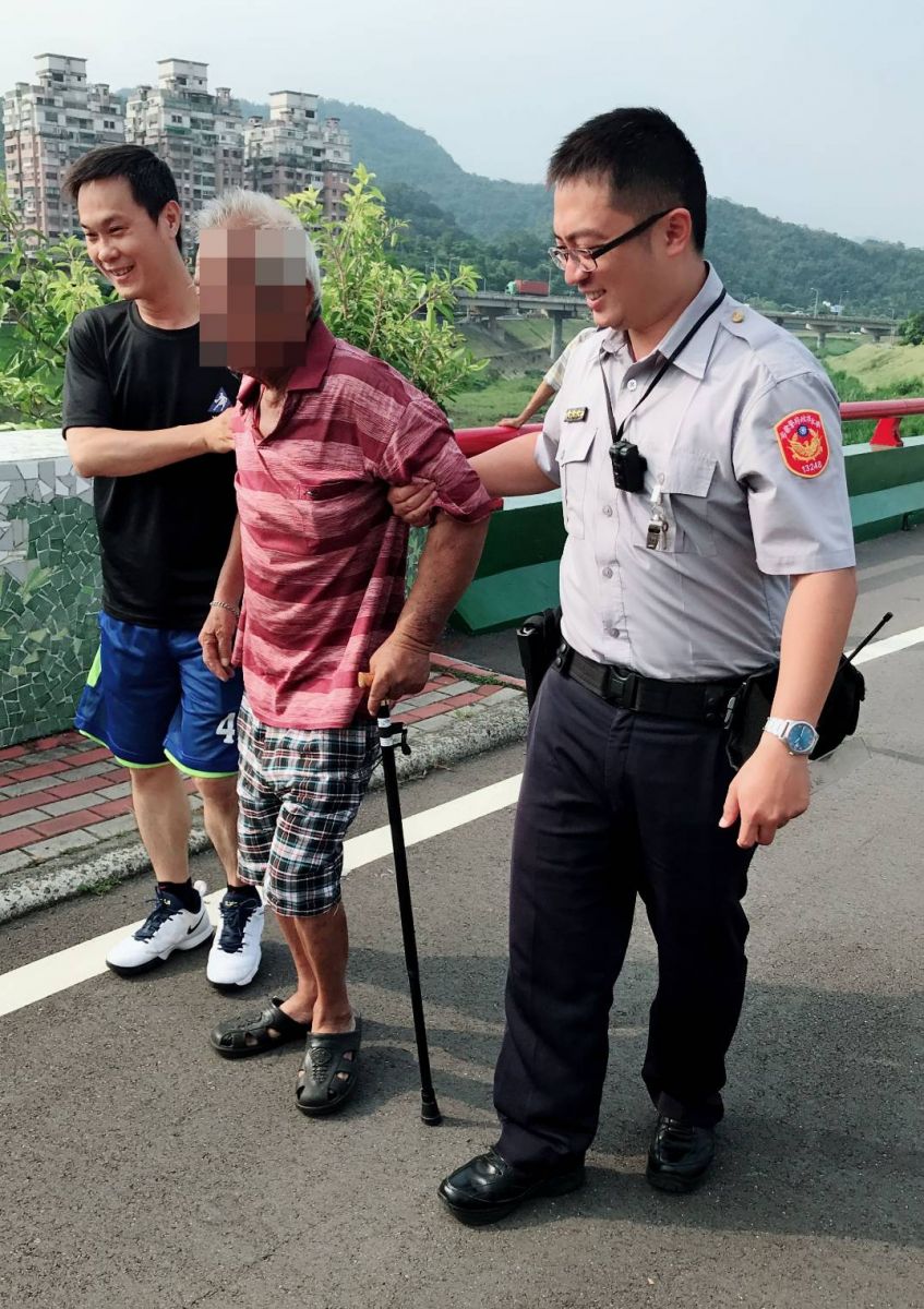75歲失智翁攤坐河堤步道 警副所長發現助尋家屬 | 文章內置圖片