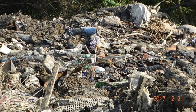 棄置廢棄物又縱火，環保公司知法犯法送辦！