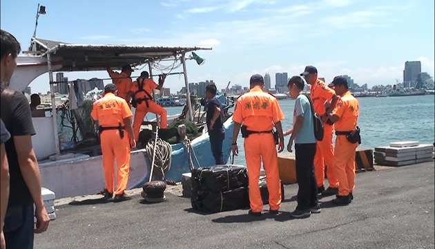 旗后港区私菸闯关 海巡联合佈侦缉获