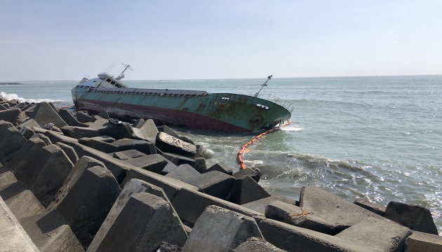 嘉明2號失去動力擱淺布袋港北堤，7名船員全數獲救