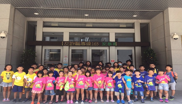 Jordon學童參訪松山警分局 互動體驗小小「波麗士」