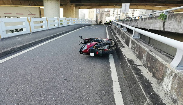 【影】北市忠孝橋機車雙載 自撞分隔島