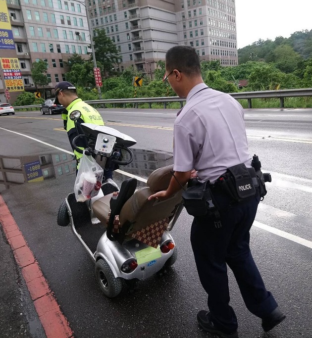 電動輪椅故障老翁慢車道上淋雨  汐止巡邏警路過急救援 | 文章內置圖片