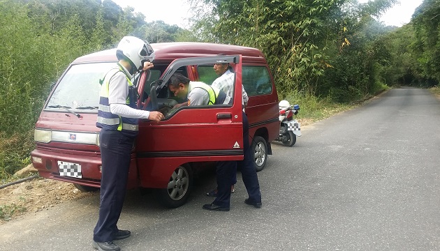 賞花民眾汽車機油用盡，欲滑下山，警即時協助下山買油