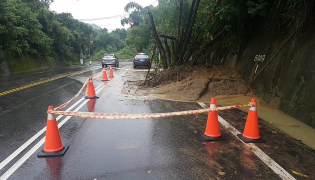 連日山區豪大雨道路坍方，崇德警封路管制維護交安