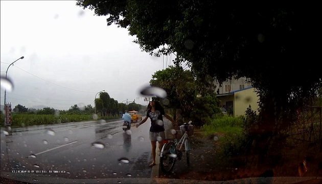 阿嬤妳是在叨位！計程車運將見少女招手急停車害女騎士犛田，湖內警呼籲注意交通安全