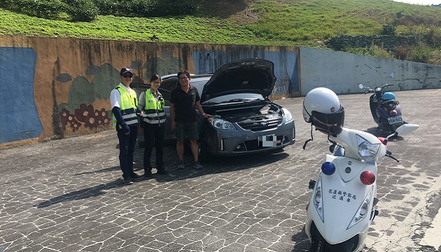 遊客汽車水箱過熱無法爬坡 警一路引導下山