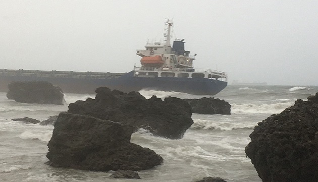 高雄港外海海象不佳，擱淺5艘船舶持續等待拖救