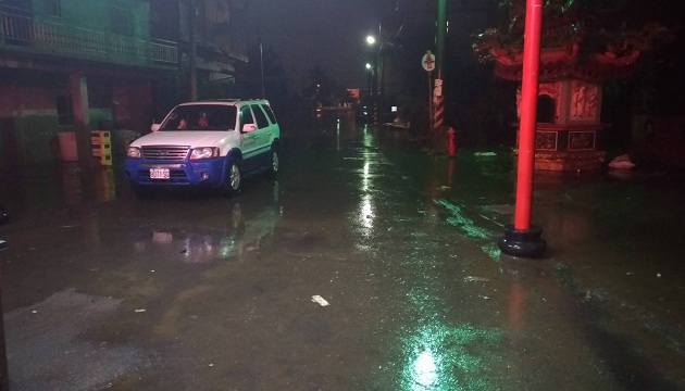 克服多重障礙 東石掌潭村今晚退水了