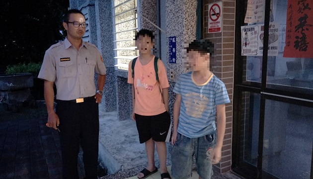 找同學玩錯過最後一班公車，玉警護送兩兄弟安全返家